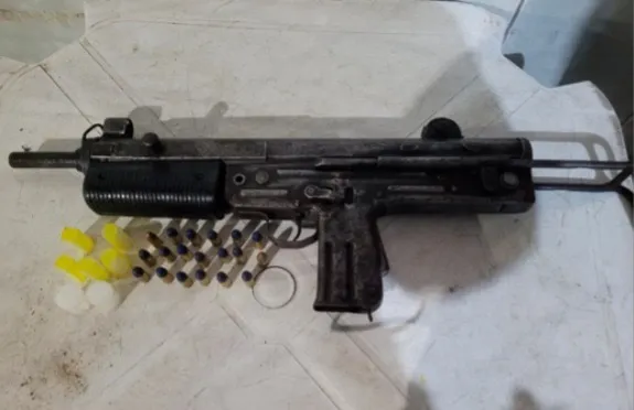 Submetralhadora encontrada com o adolescente