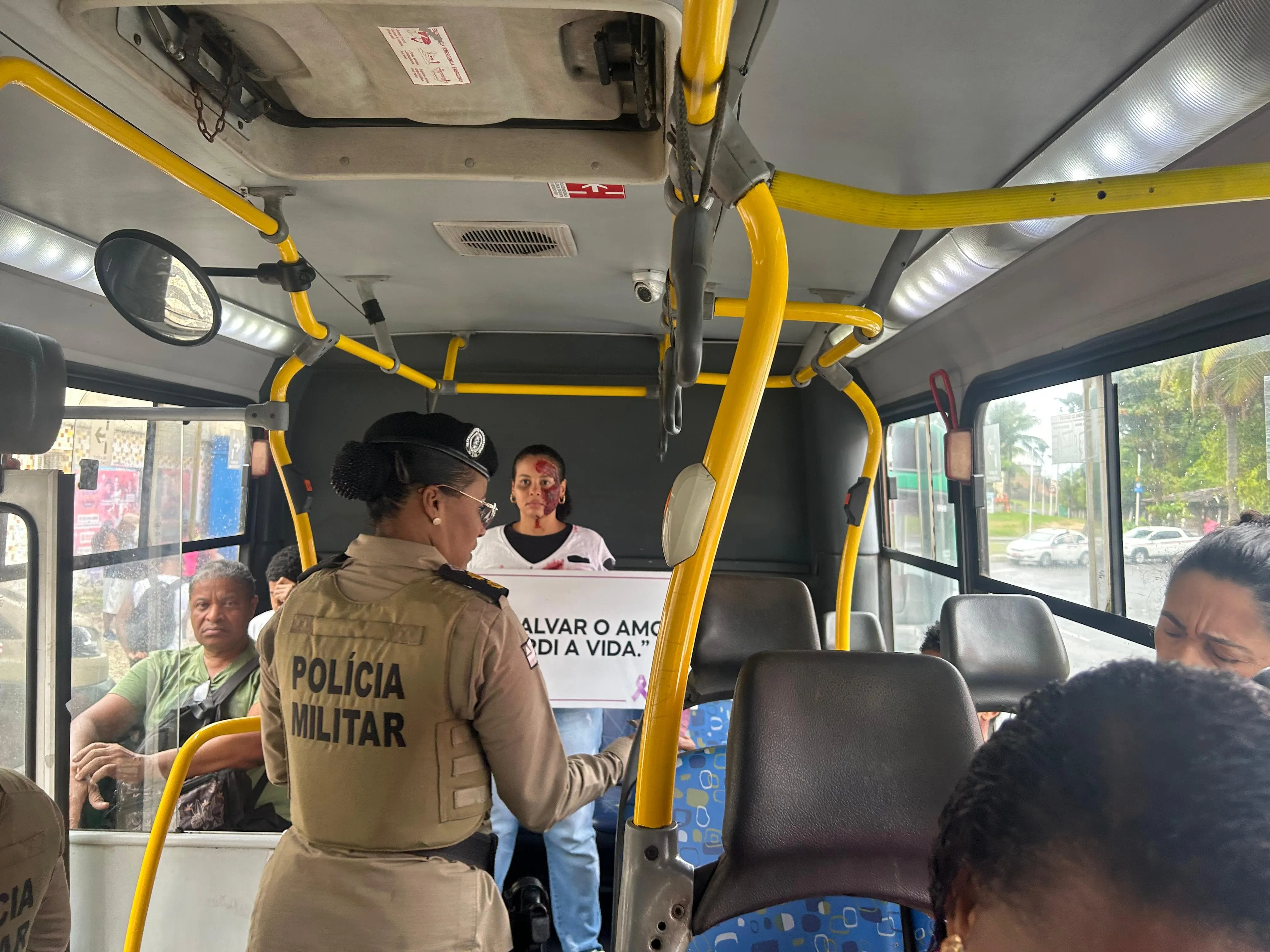 Ação também foi realizada nos ônibus