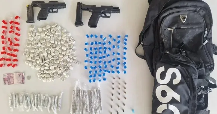 Armas e drogas foram apreendidas