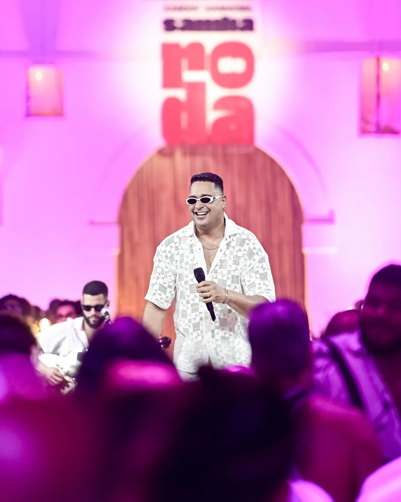 Serão 20 músicas relembrando sucessos da carreira do cantor