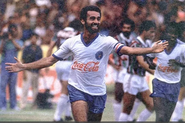 Bobô com a camisa do Bahia