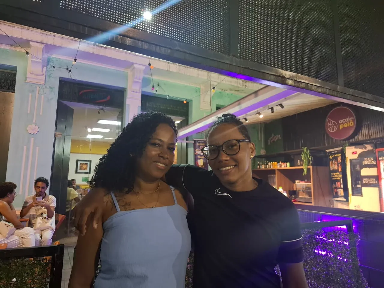 Juliette e Daniela foram curtir a noite na Flipelô