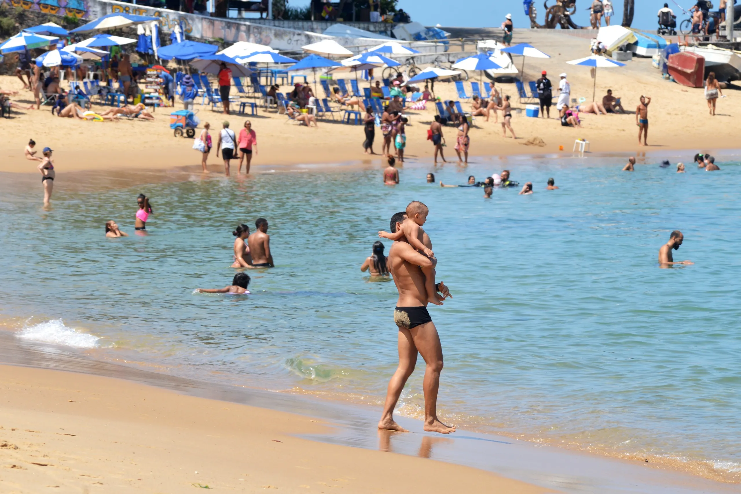 Banhistas curtem o Porto da Barra