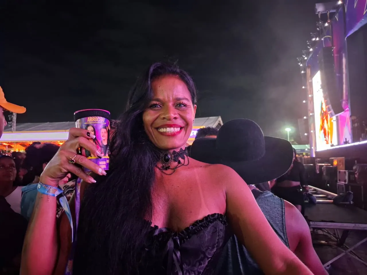 Aline Ferreira ficou na grade para curtir de perto