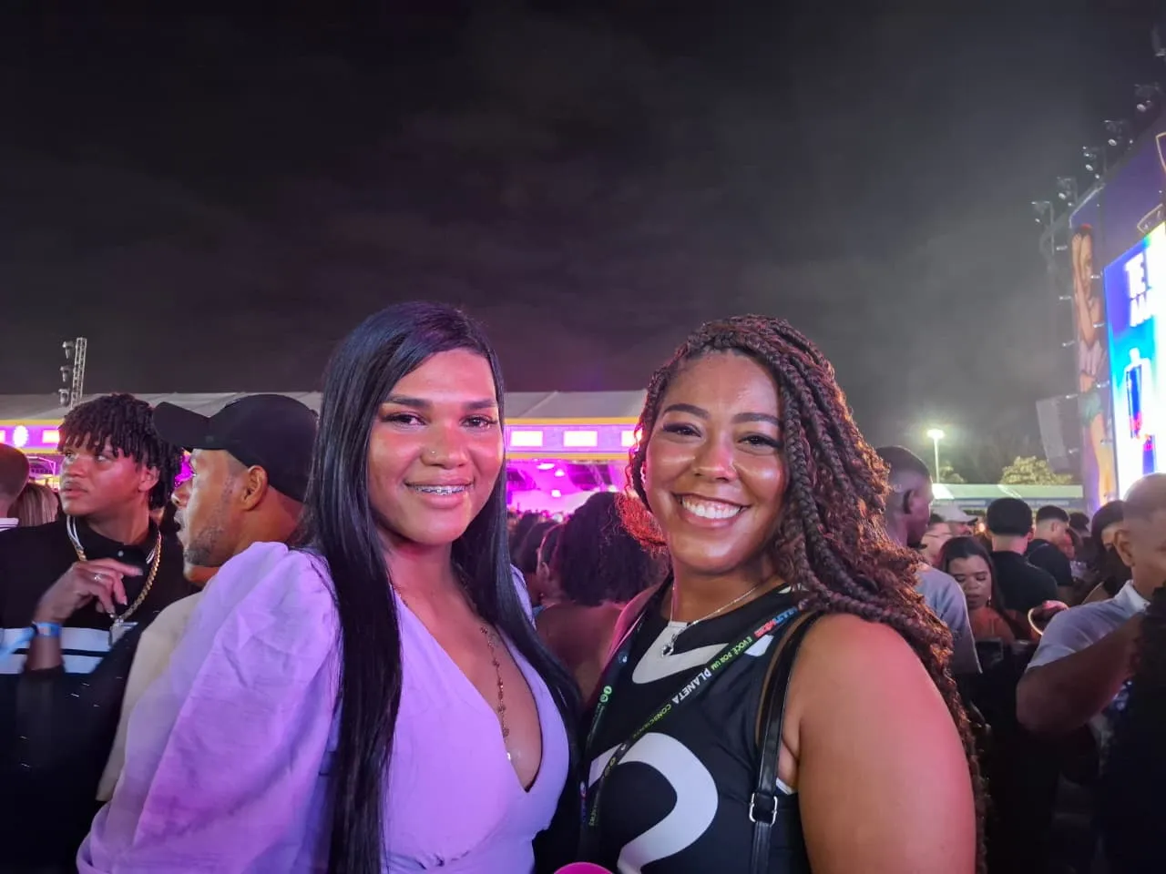 Amigas Vanessa dos Santos e Caliane Correia