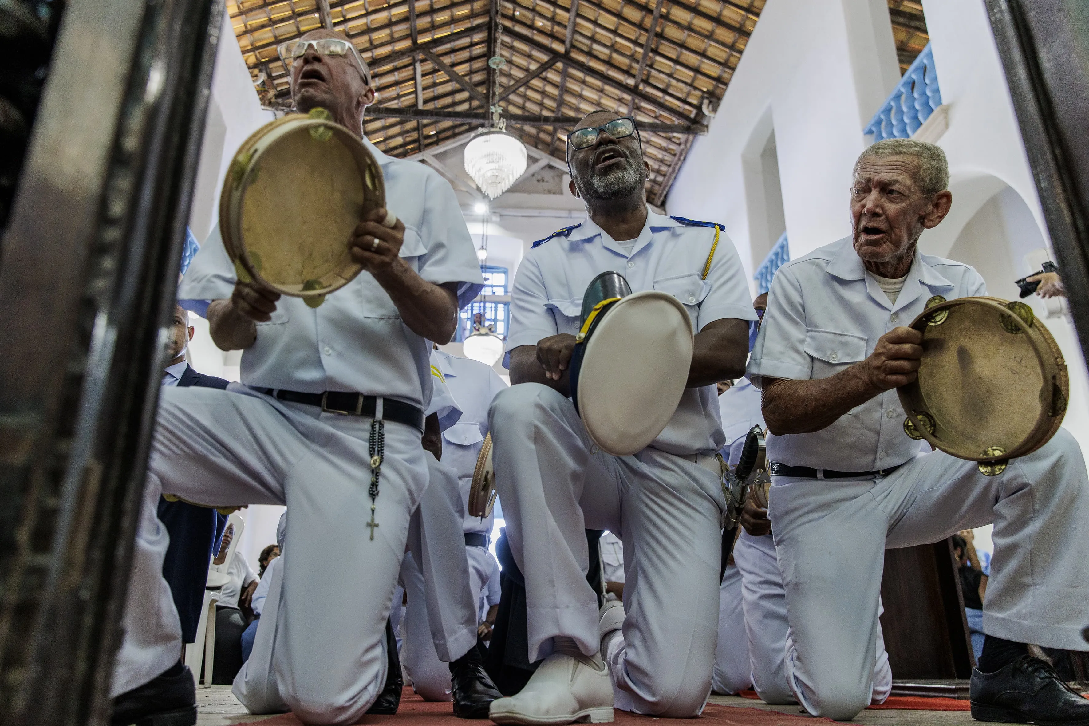 Na segunda-feira (4), a Fragata Brasileira saudou São Domingos de Gusmão, dentro da igreja!