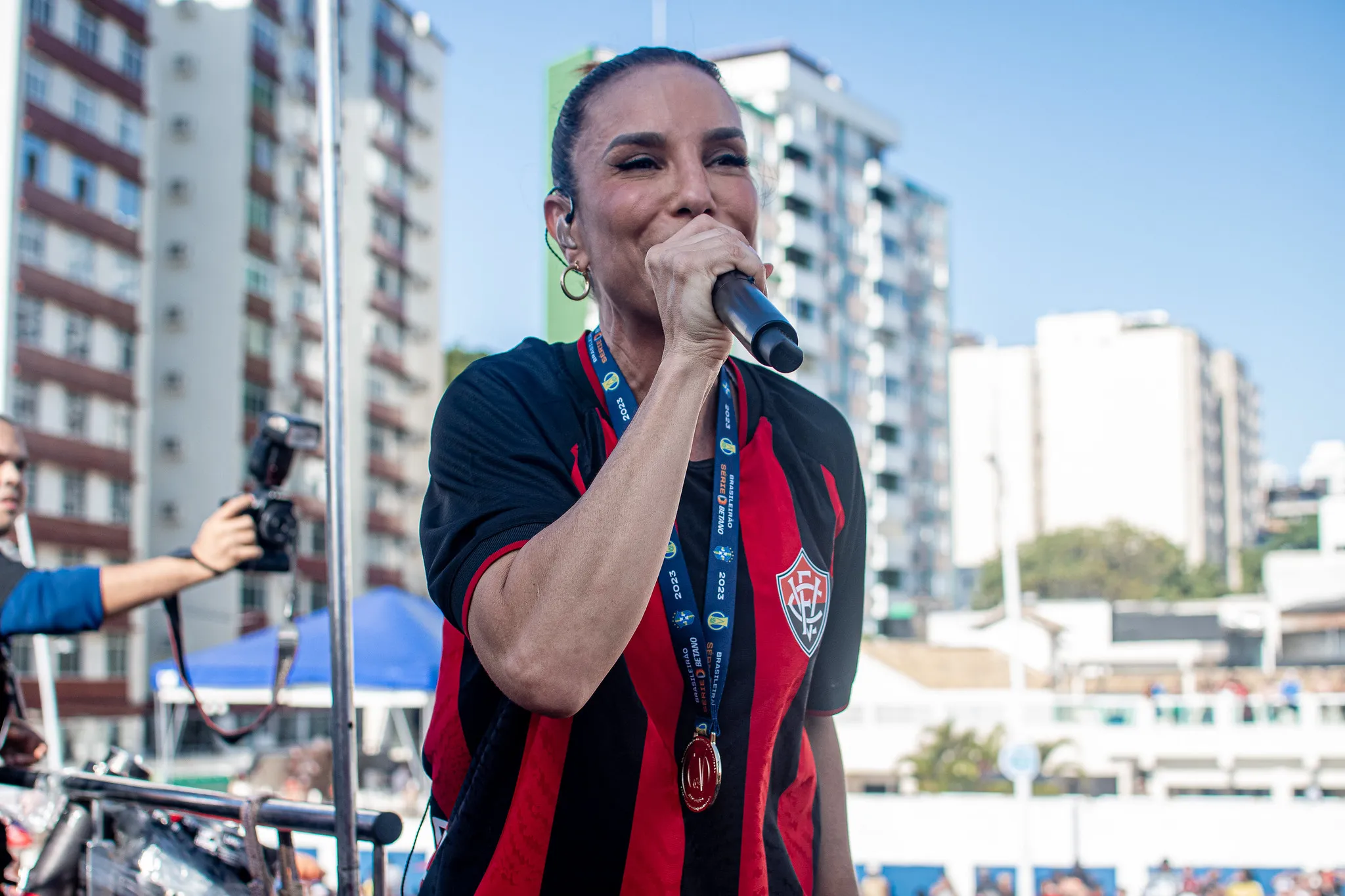 Cantora baiana vai agitar uma multidão antes de partida no Rio