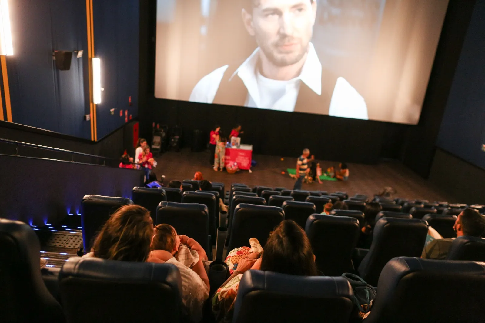 Imagem ilustrativa da imagem Sessão especial reúne mães e bebês em cinema de Lauro de Freitas