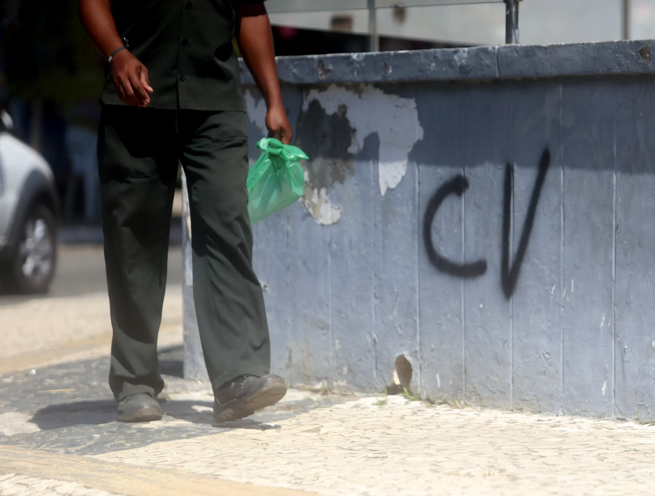 Imagem ilustrativa da imagem Taxa-crime de 'net' vira comércio lucrativo para facções em Salvador