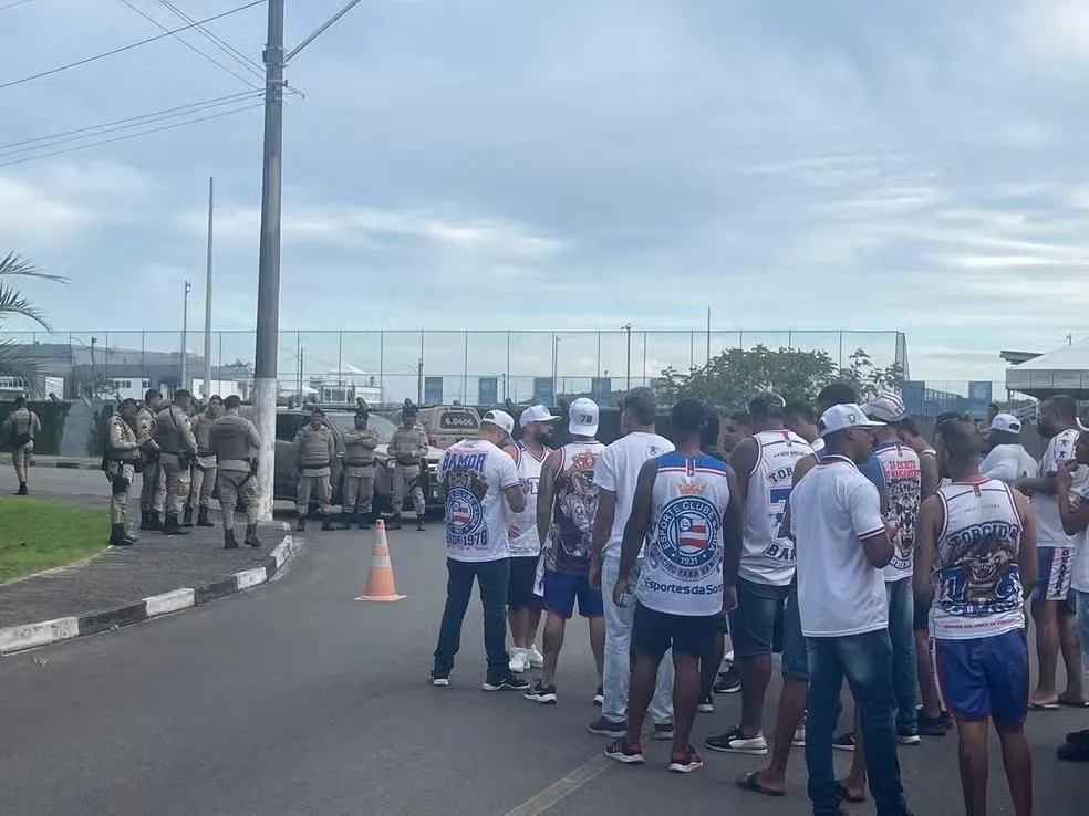 Torcedores do Bahia brotaram no CT Evaristo de Macedo