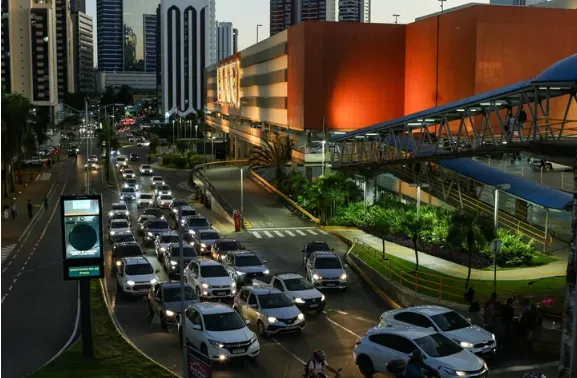 Imagem ilustrativa da imagem Trânsito travado na região do Salvador Shopping deixa galera na bronca