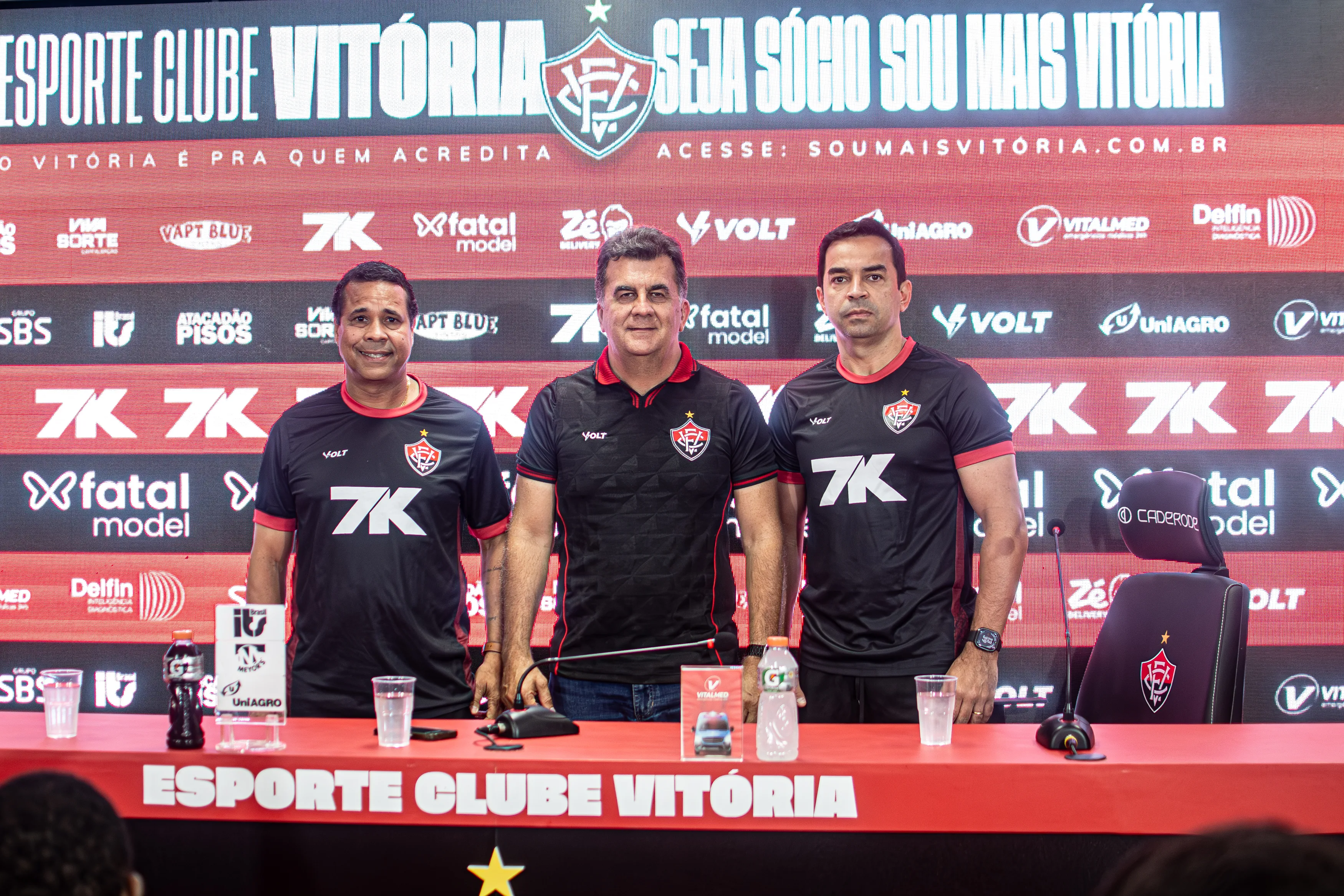 Rodrigo Chagas (técnico do Vitória), Fábio Mota (presidente), e Cleber Santos (auxiliar técnico)