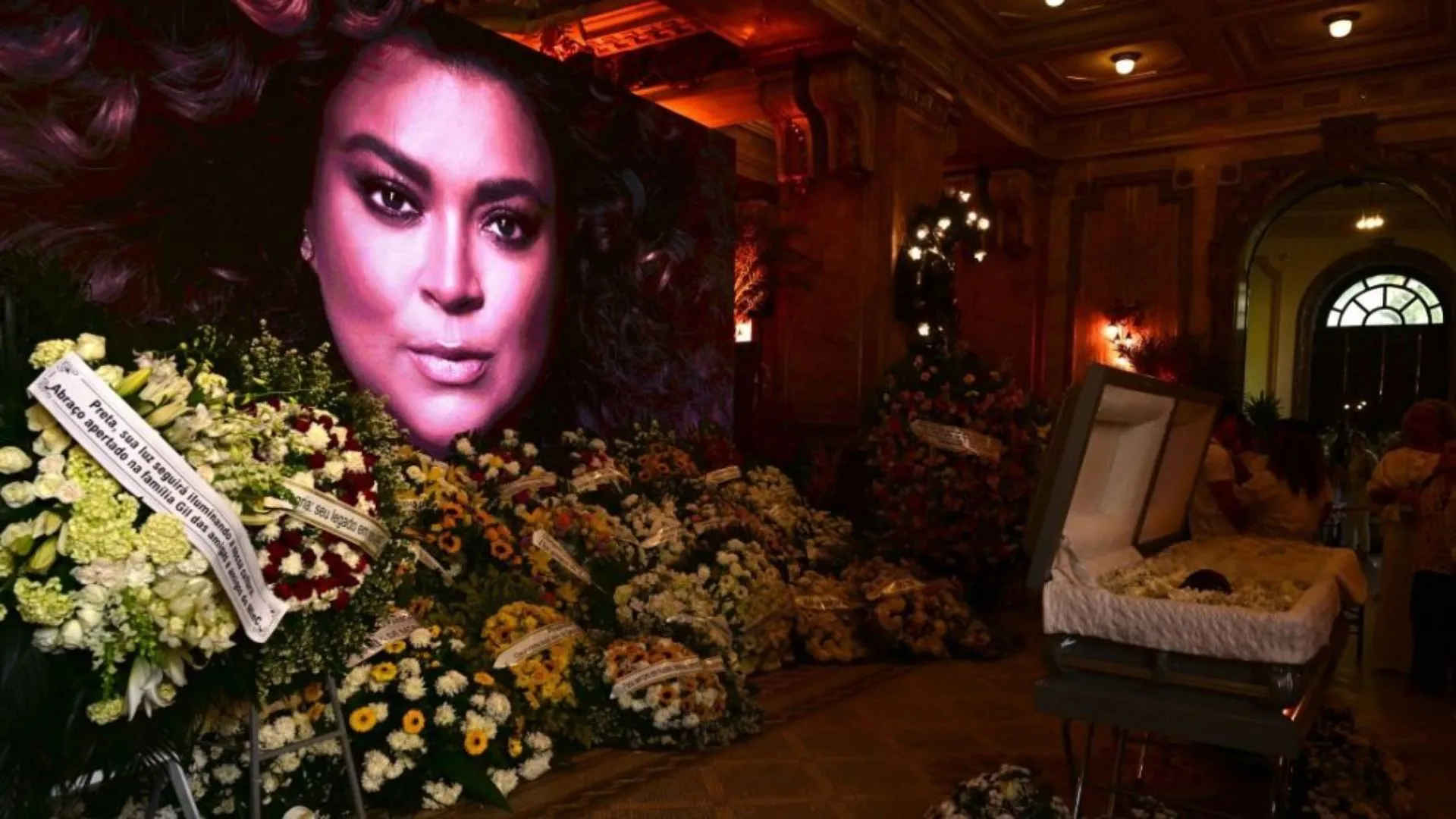 Famosos enviaram coroas de flores