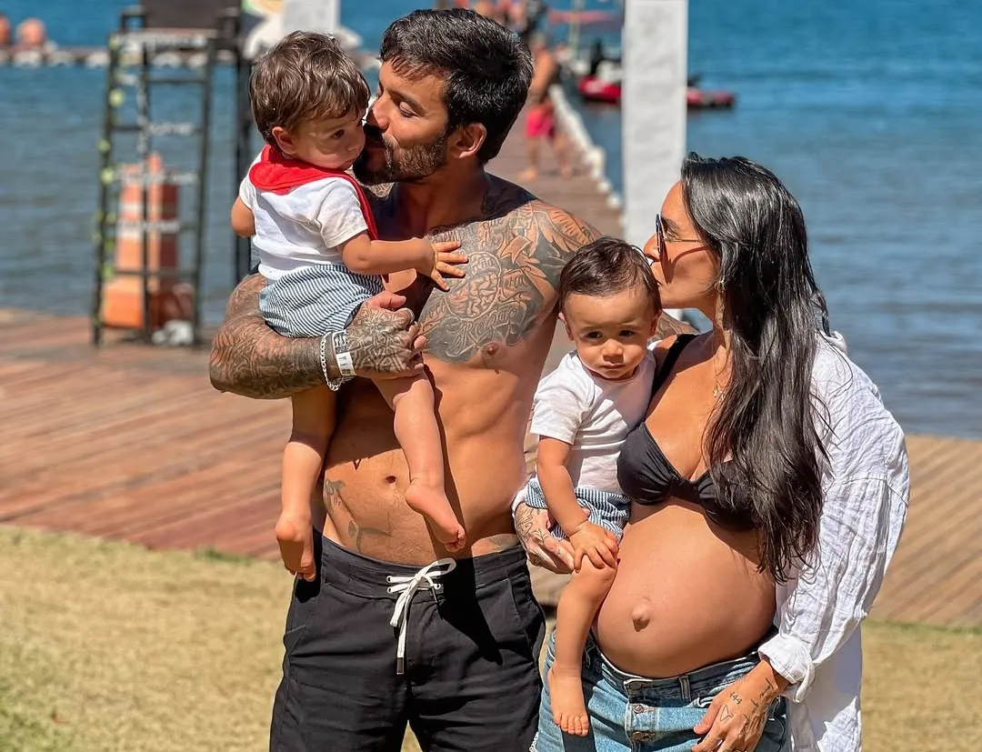 Clara Maia e André Coelho já tinham dois filhos antes da nova gestação de gêmeos
