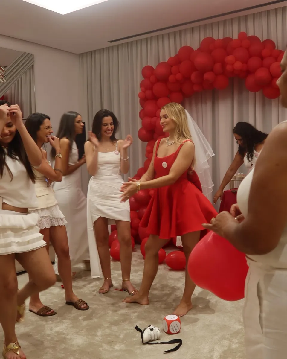 Imagem ilustrativa da imagem Veja cliques do chá de lingerie da esposa de Endrick
