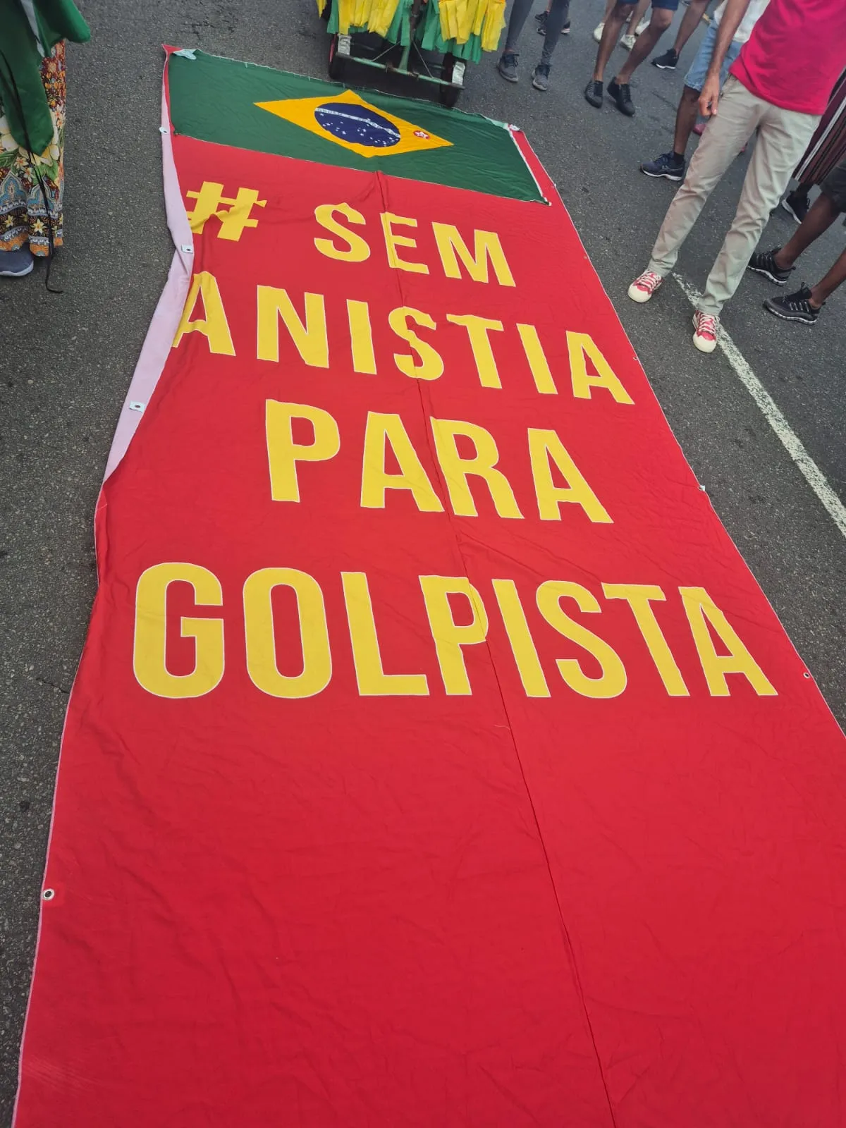 Mensagens de protesto tomaram conta da Barra neste domingo (21)
