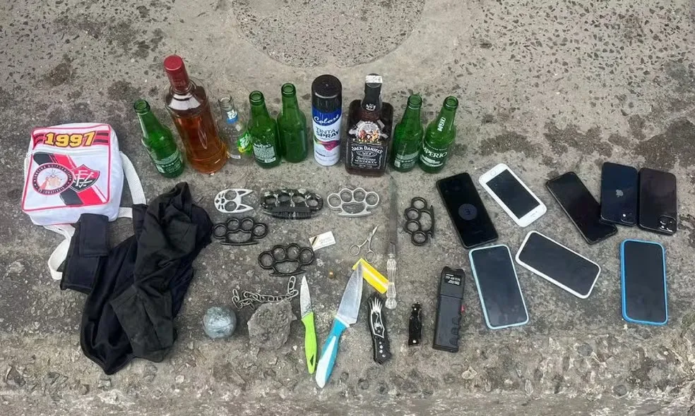 Policiais encontraram garrafas de vidro, granadas caseiras artesanais, algumas facas, soqueiras e munição calibre .45