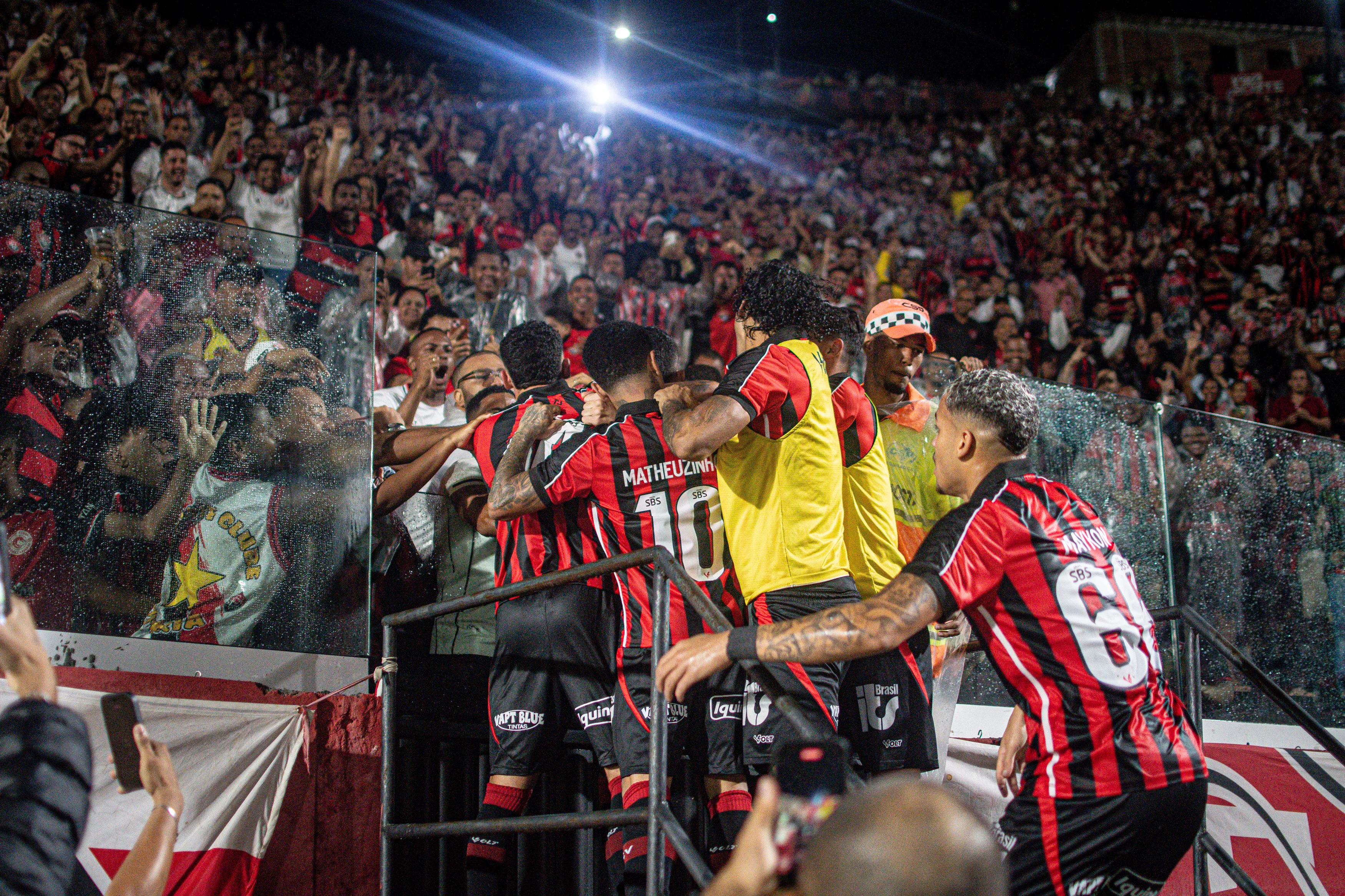 Imagem ilustrativa da imagem Vitória sofre apagão e empata com o lanterna Sport no Barradão