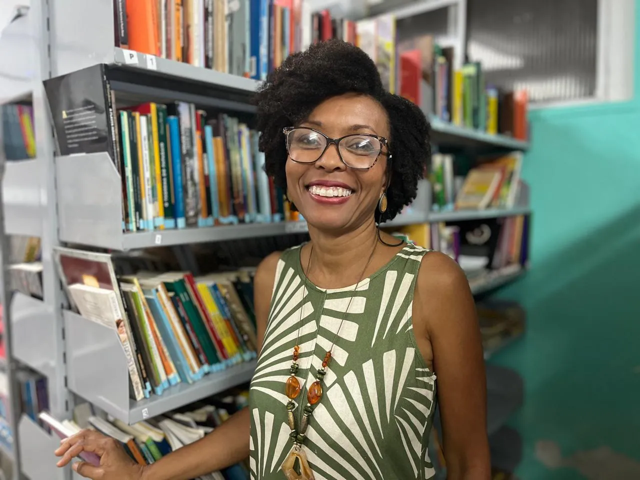 Na foto, Jaqueline Pinto, vice-diretora do Colégio Estadual Carlos Marighella