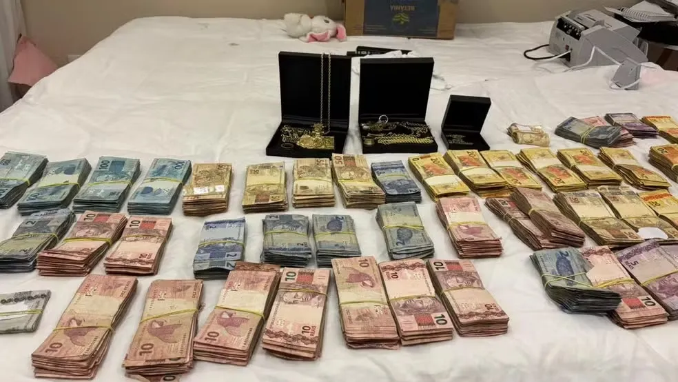 Em sua casa, agentes apreenderam cerca de R$ 190 mil em dinheiro vivo, joias e outros materiais