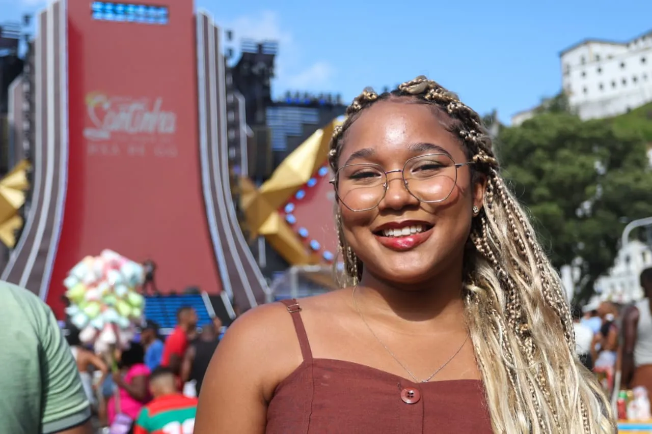 Imagem ilustrativa da imagem Agora vai! Fãs chegam cedo para curtir show de Léo Santana sem chuva