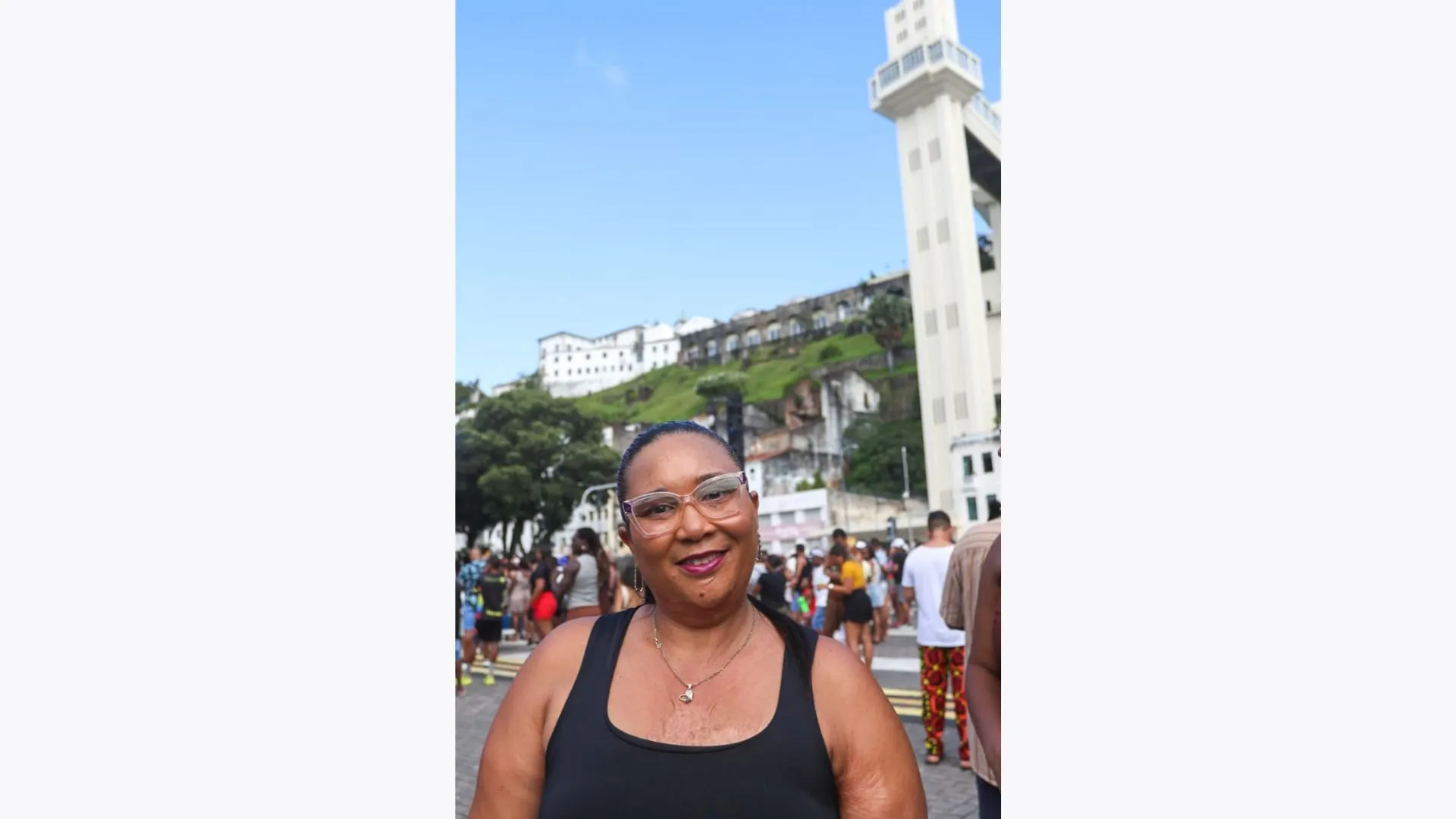 Malu Nascimento chegou cedo para curtir o show de Léo Santana