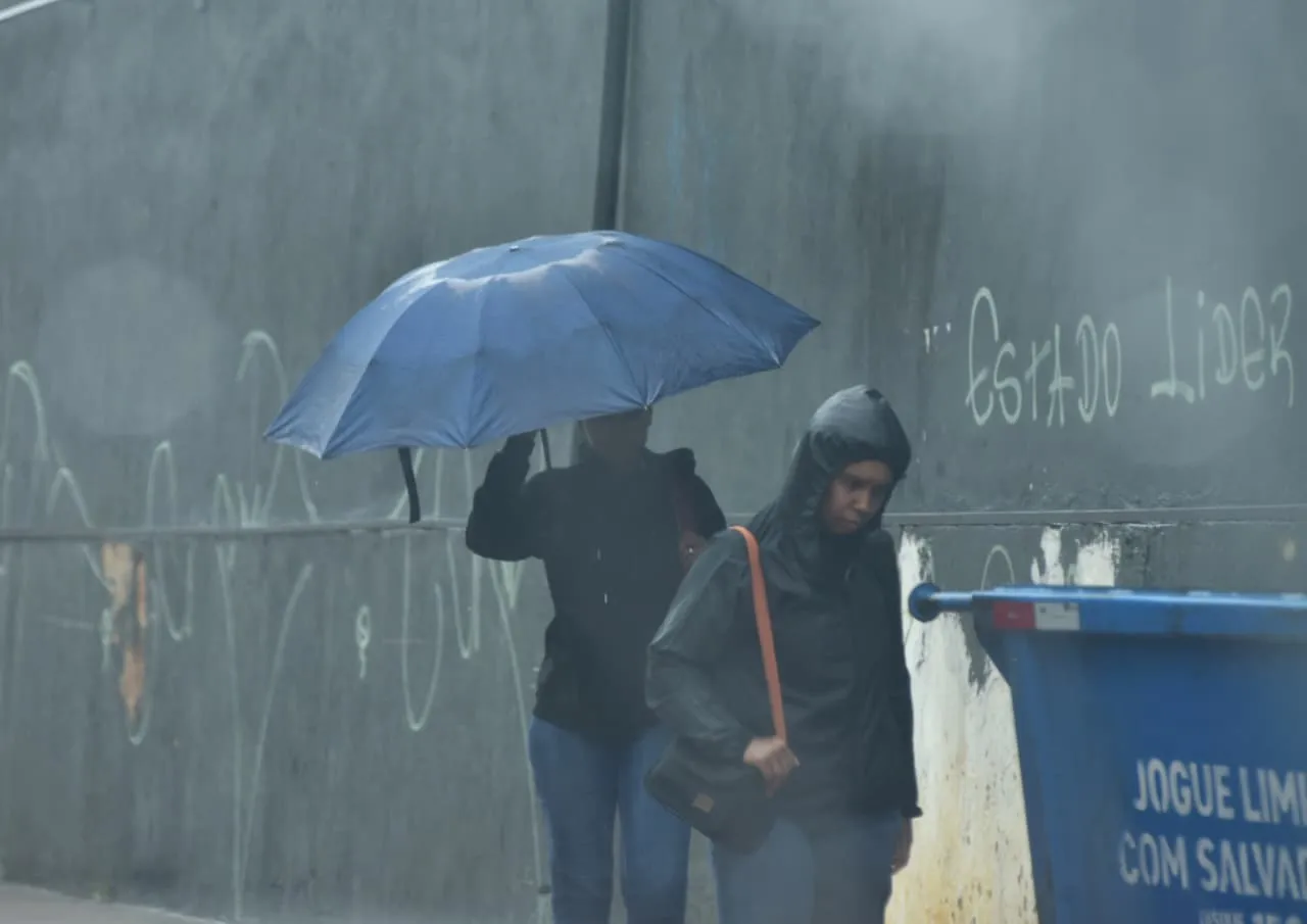 Populaçaõ precisa se proteger da chuva em Salvador