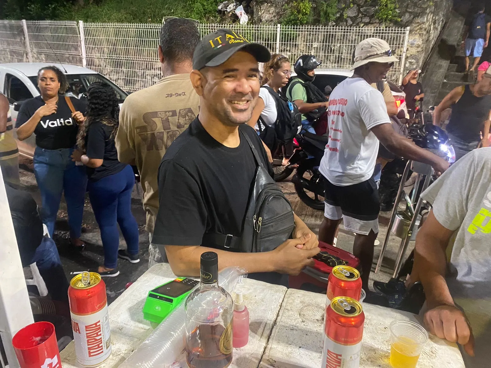 Carlos tá fazendo a festa da galera com a boa e velha gelada