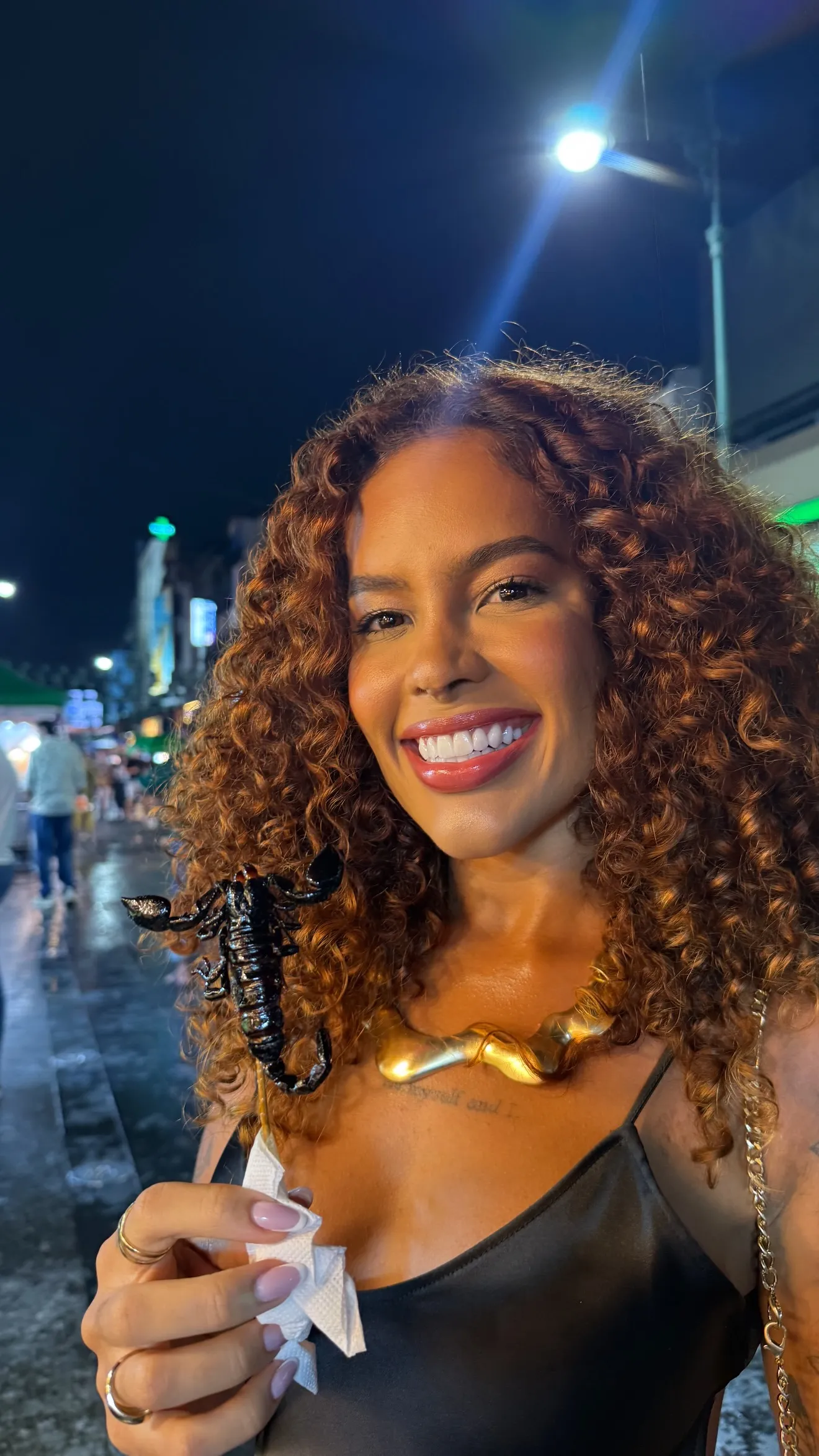 Sthe Matos come espetinho de escorpião na Tailândia