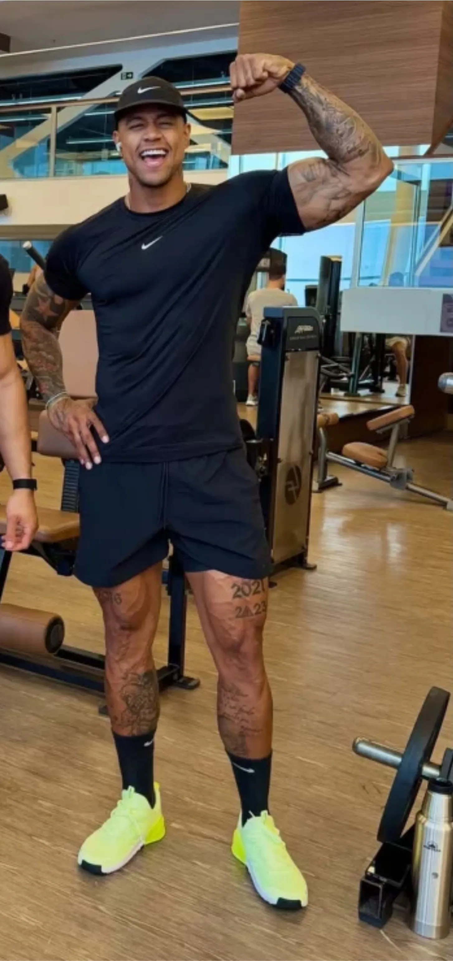 Léo Santana investe na musculação para ficar em forma