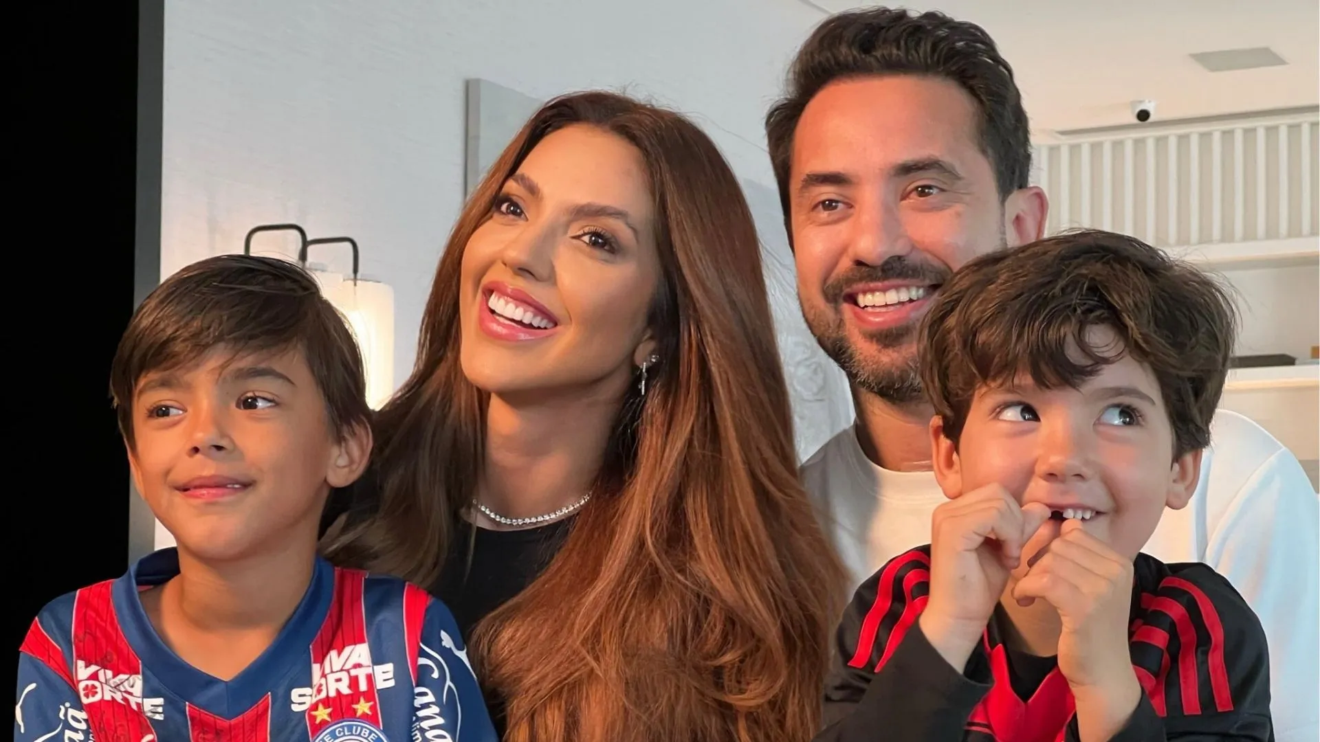 Everton Ribeiro com Marilia, sua esposa e os filhos, Augusto e Antônio