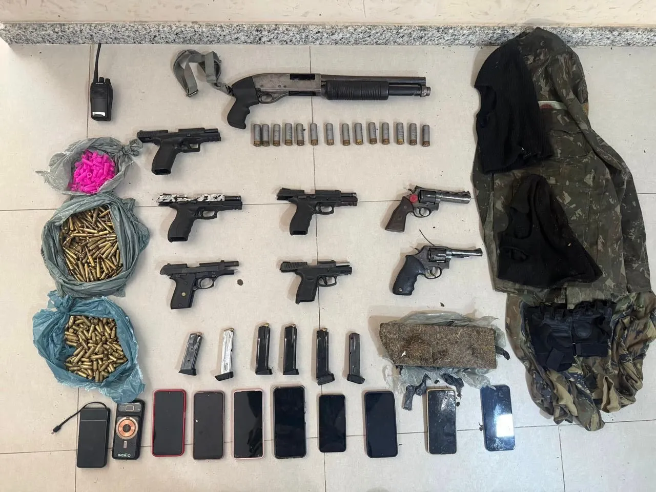 Materiais apreendidos com os criminosos