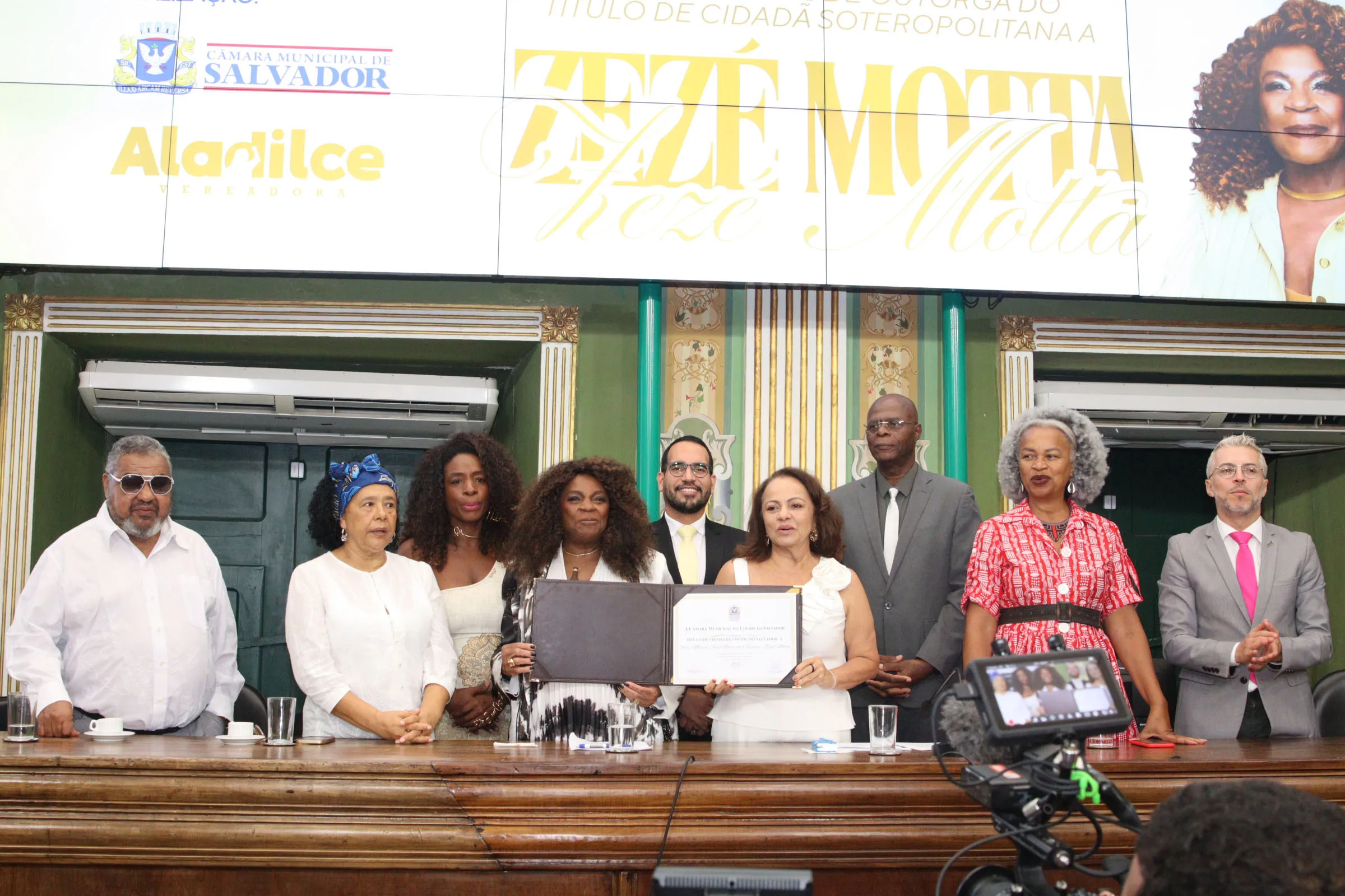 Políticos e artistas prestigiaram Zezé Motta