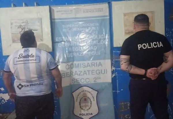 O agressor(à esquerda) foi detido ainda no centro esportivo