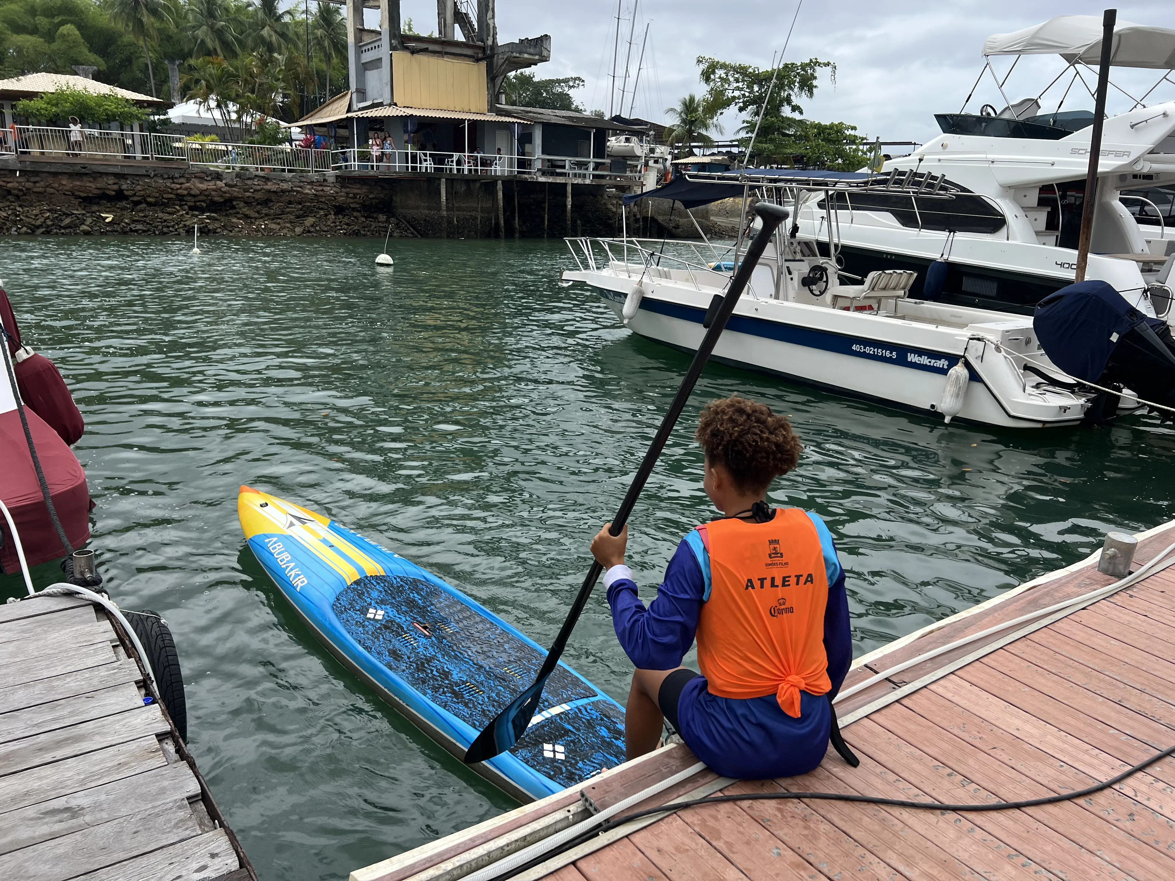 Imagem ilustrativa da imagem Baianinha retada, Amanda Lima se destaca no stand up paddle