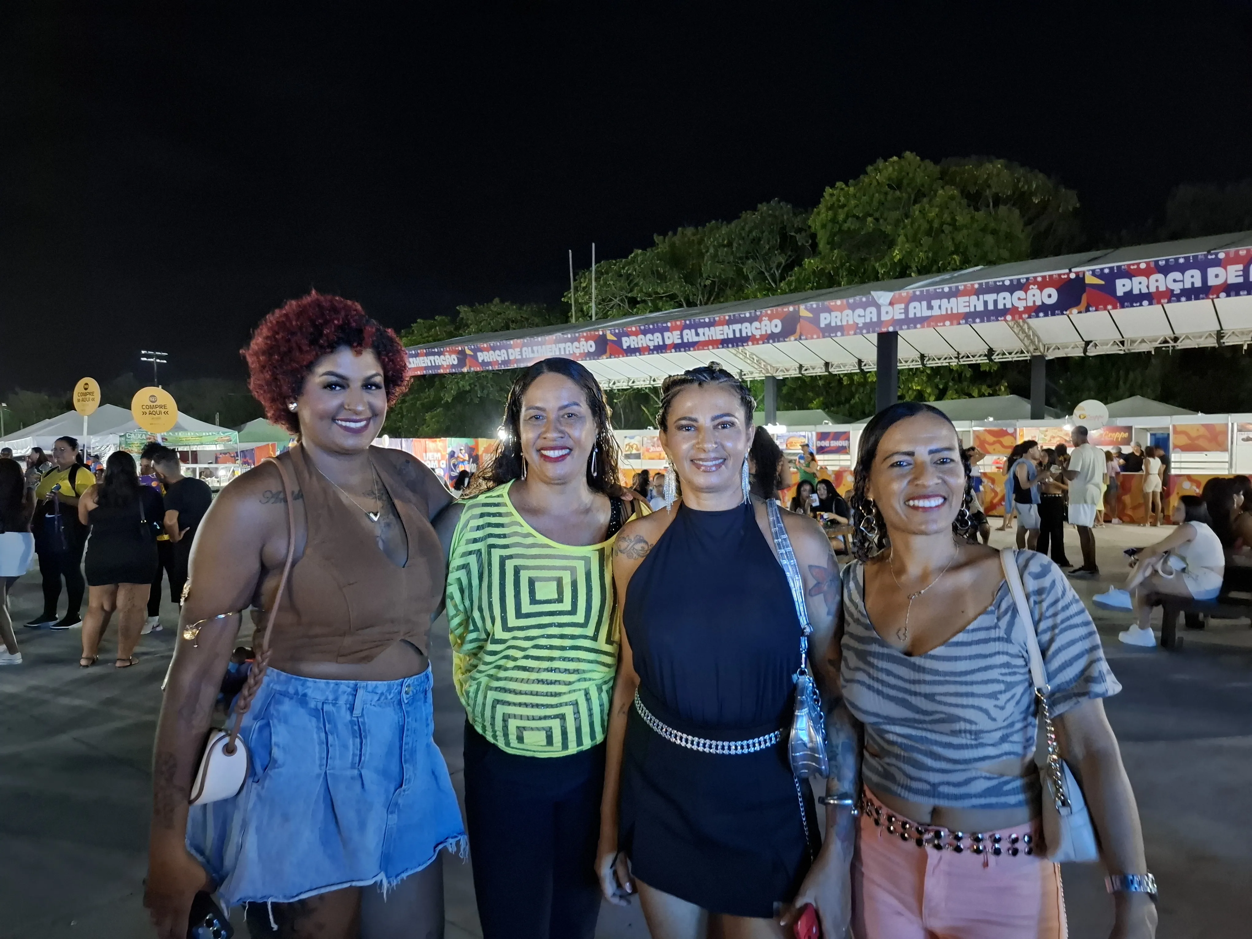 Amigas Alessandra França, Luciana Góes e Ilda Silva curtem o verão de Salvador