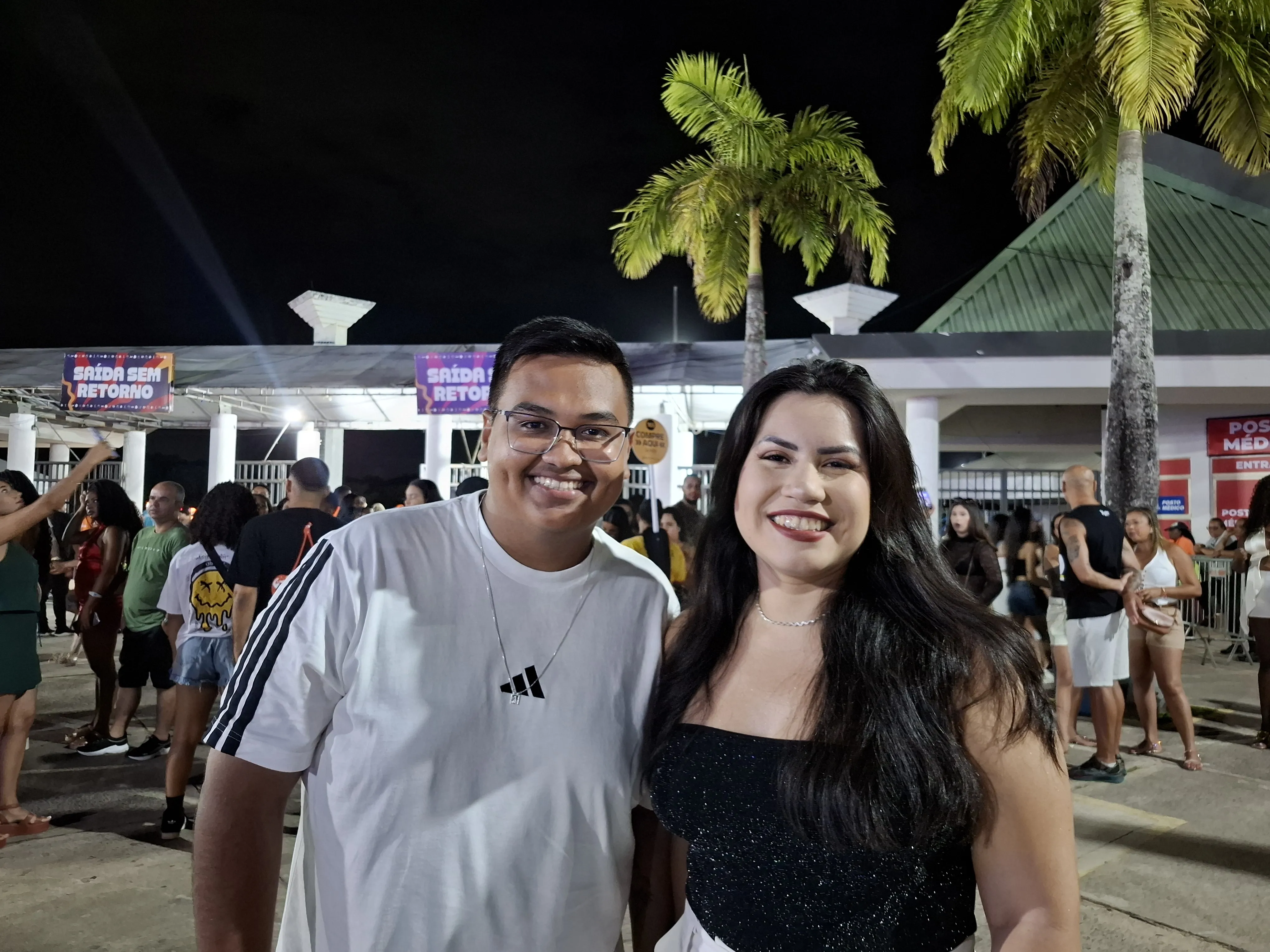 Os jovens Leo Klein e Nathalia Yañes se jogam nas festas