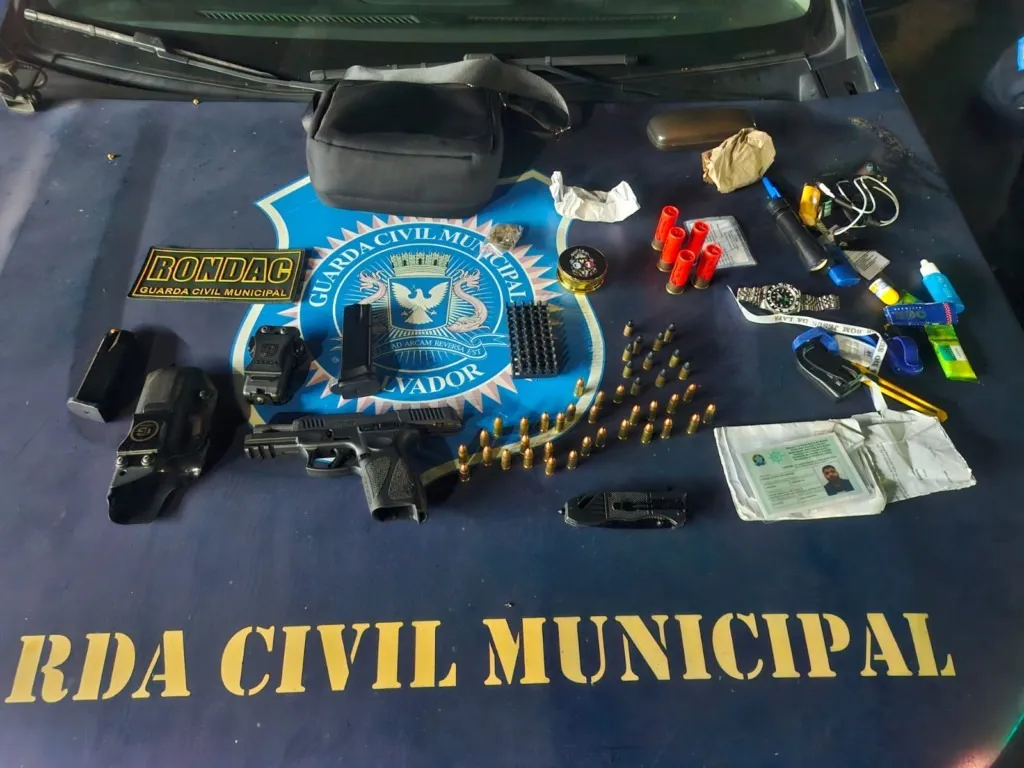 Homem estava com uma arma de fogo, munições e drogas