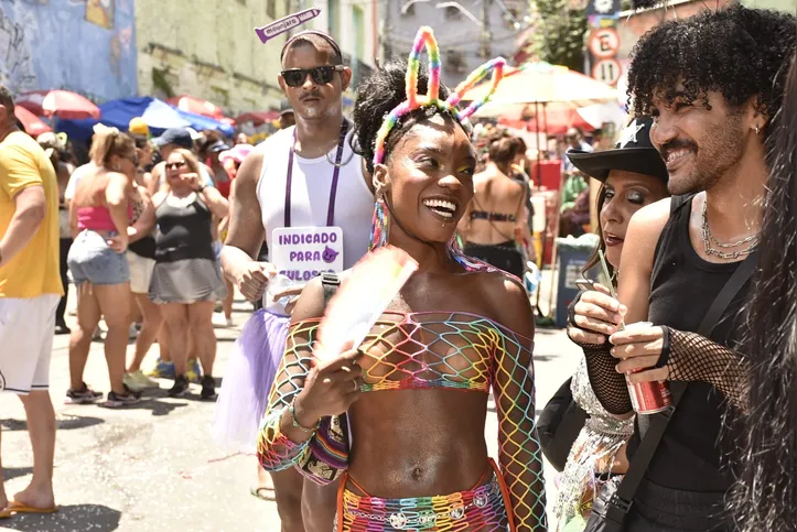 Povo vai às ruas coloridos e à vontade