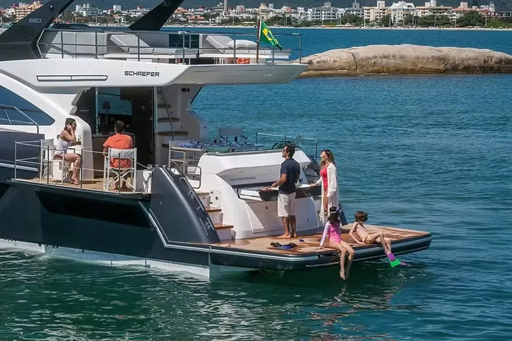 Imagem ilustrativa da imagem Bell Marques compra lancha 'porreta' de R$ 14 milhões; veja fotos