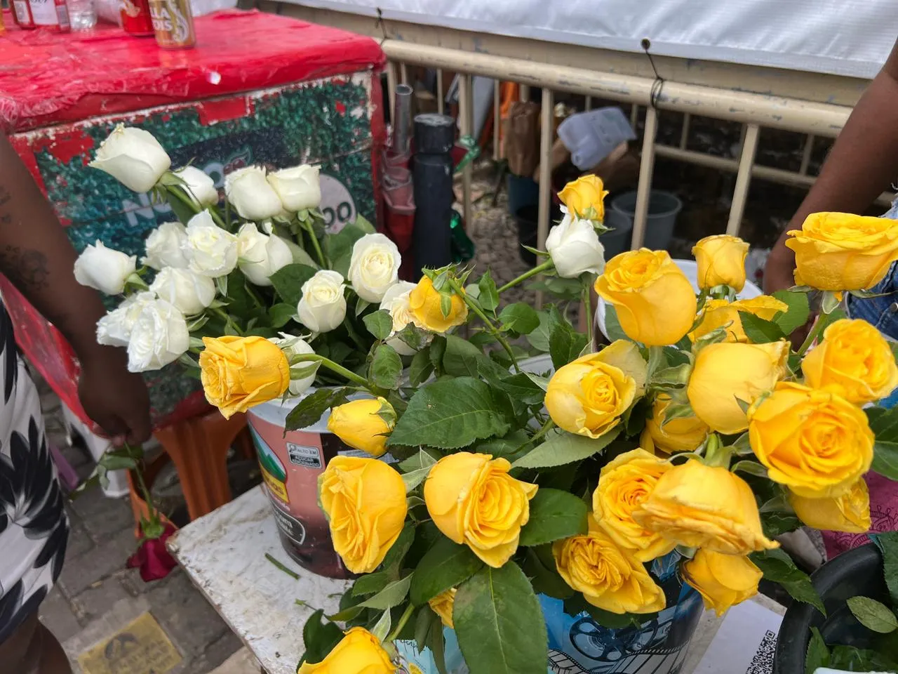 Imagem ilustrativa da imagem Correrias fazem a moeda com vendas de flores na festa de Iemanjá