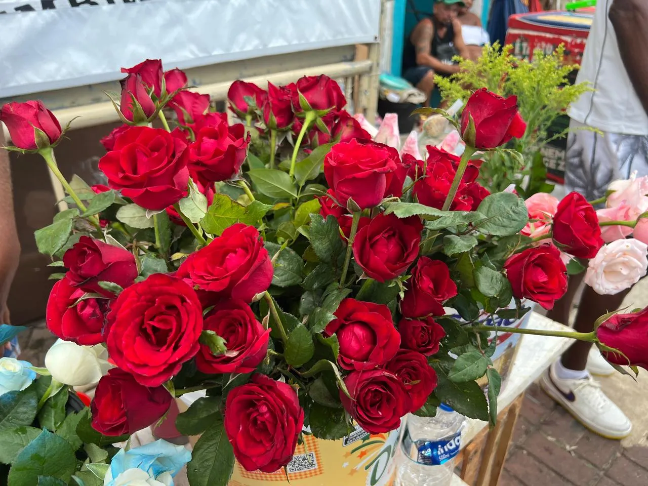 Imagem ilustrativa da imagem Correrias fazem a moeda com vendas de flores na festa de Iemanjá