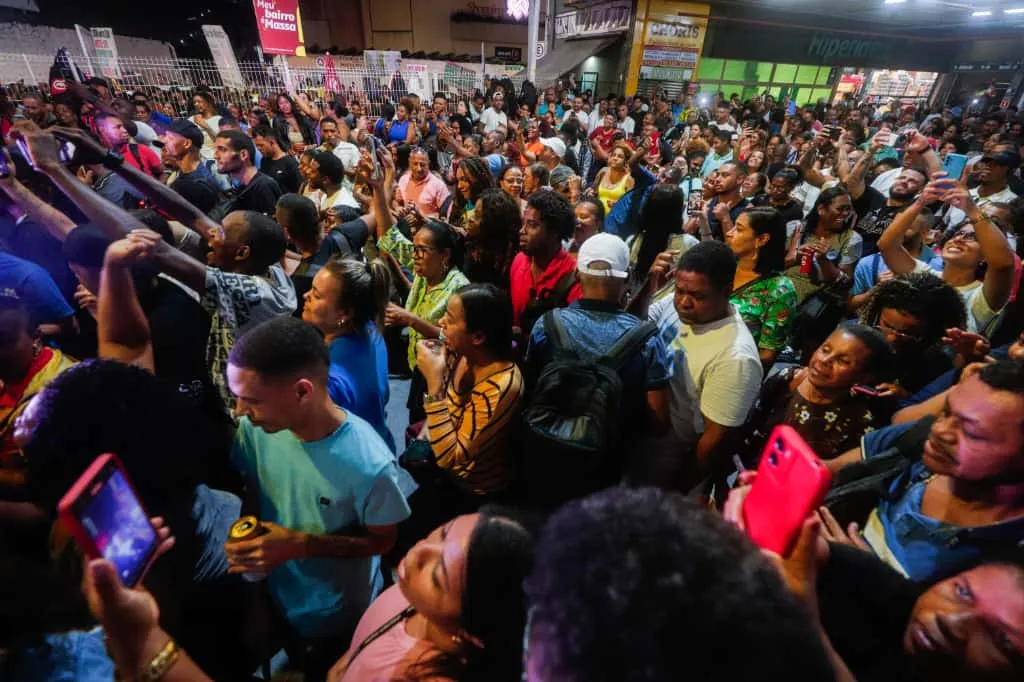 Milhares de pessoas colaram na Lapa para comemorar os 15 do Massa!