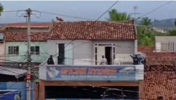 Homem estava de favor na casa das vítimas