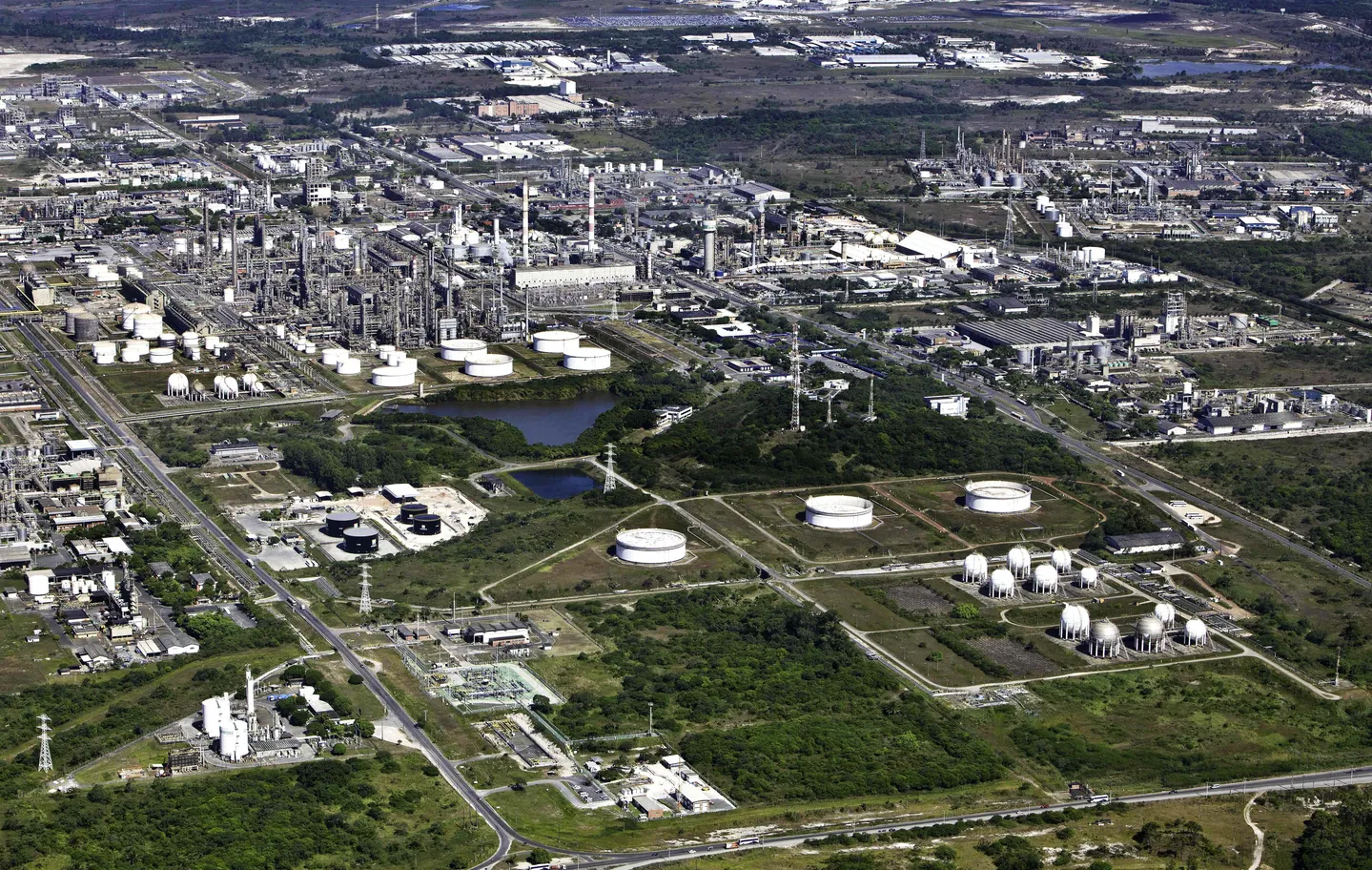 Muitas pessoas buscam oportunidades no Polo Petroquímico de Camaçari