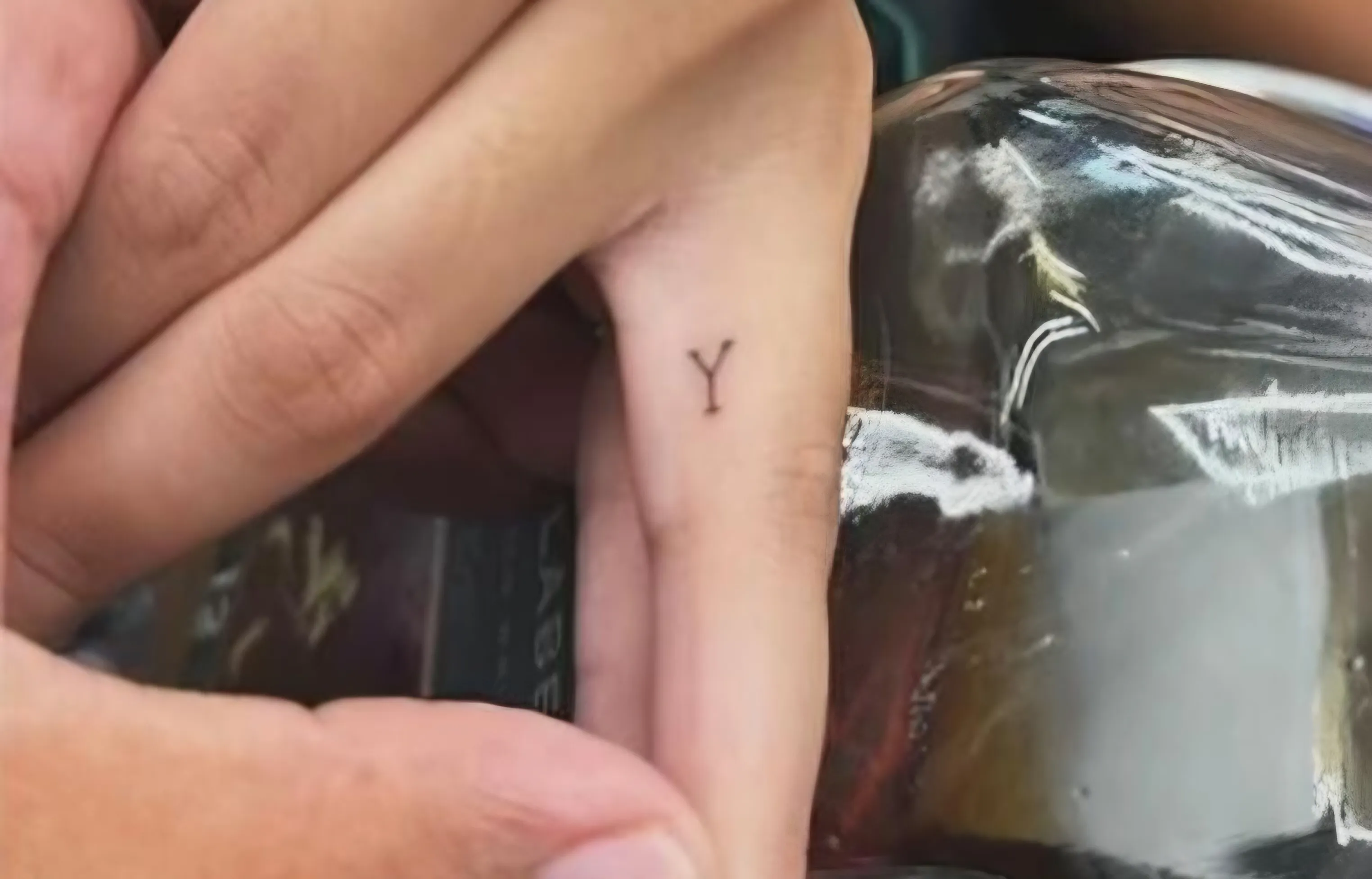 Imagem ilustrativa da imagem Camillinha assume namoro com ex da amiga e já faz tatuagem para ele