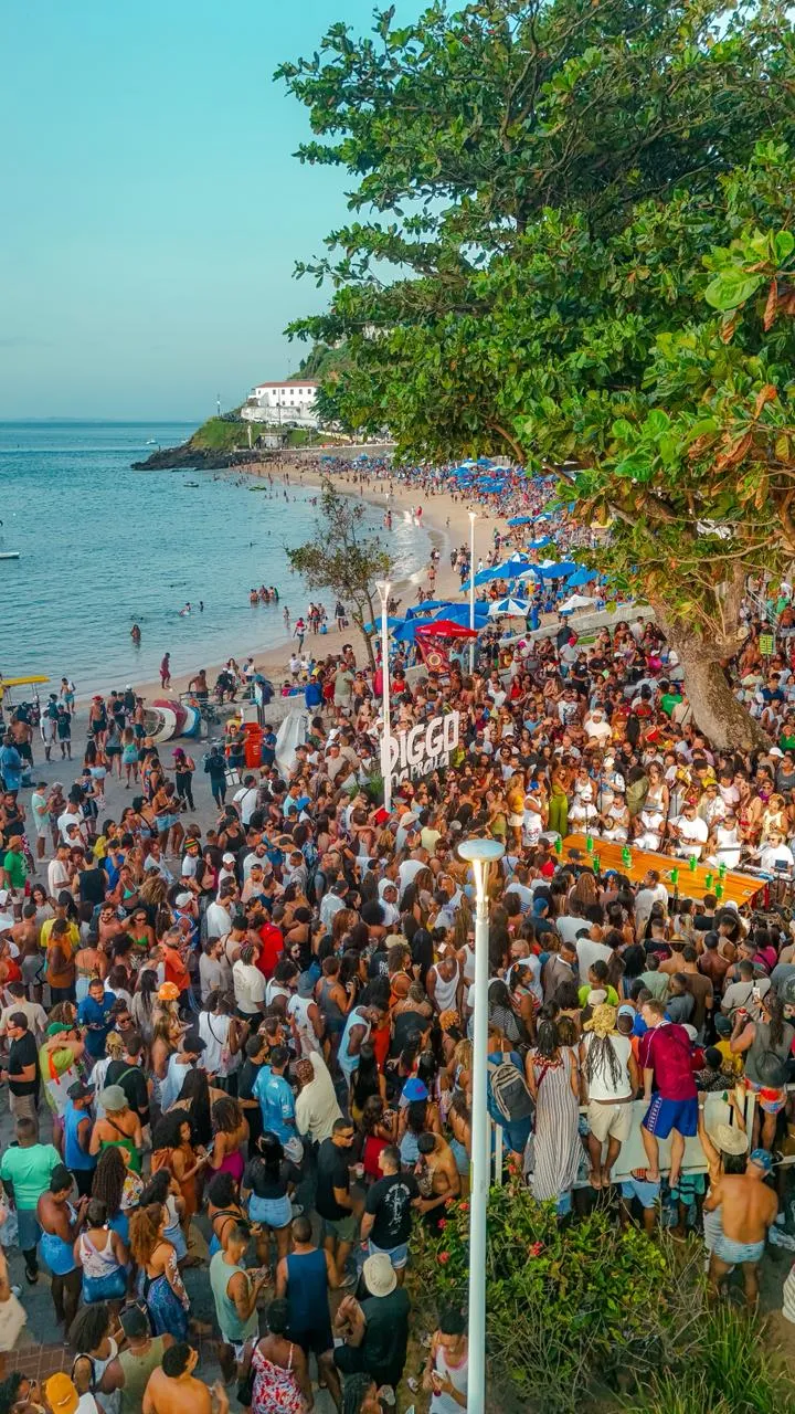 Praia lotada em plena segunda-feira