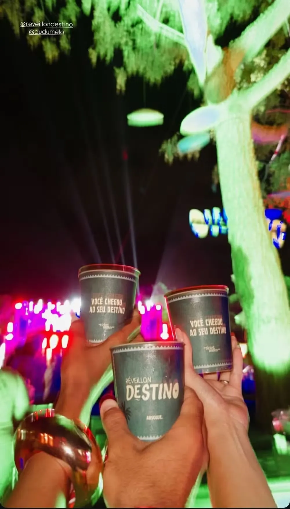 Imagem ilustrativa da imagem Cantora surge com ex-jogador em pré-réveillon na Bahia