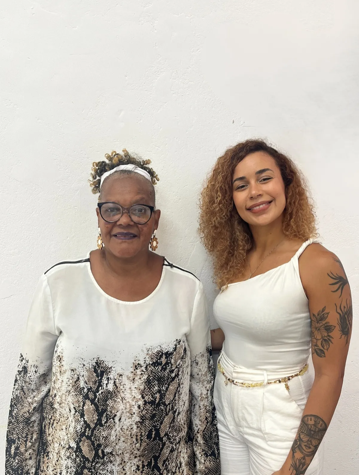 Elma Andrade ao lado de Carol Rodrigues, idealizadora do projeto