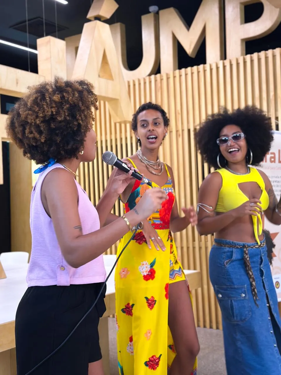 Imagem ilustrativa da imagem Cantoras pretas da periferia têm chance de formar carreira em Salvador